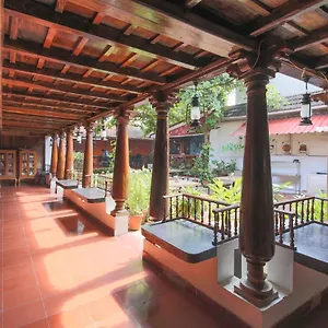 Rossitta Wood Castle Couette-café Kochi